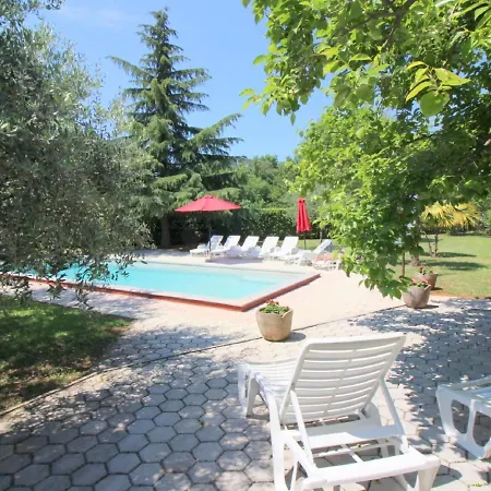Casa de Férias Contemporary Bungalow In With Swimming Pool