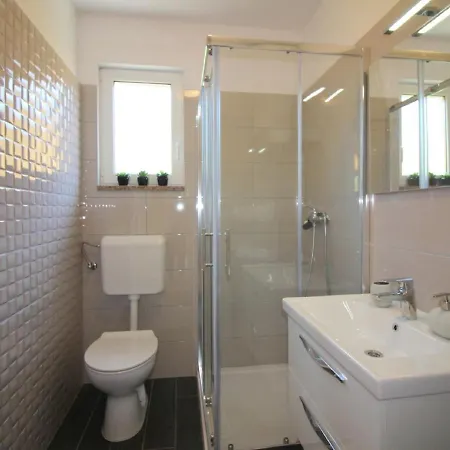Contemporary Bungalow In With Swimming Pool בית נופש