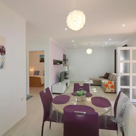 Contemporary Bungalow In With Swimming Pool Casa de Férias