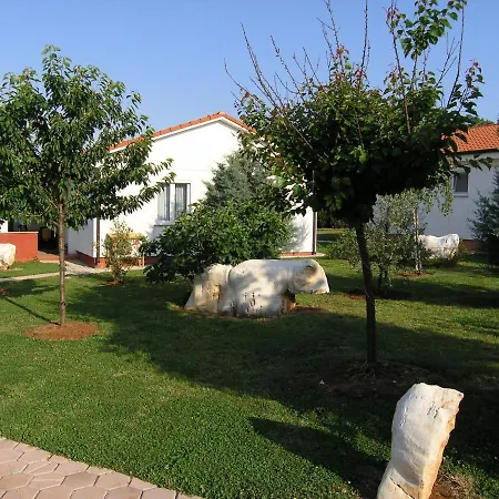 בית נופש Contemporary Bungalow In With Swimming Pool