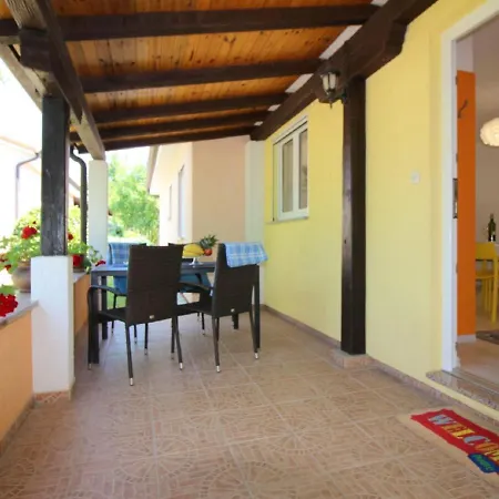 בית נופש Contemporary Bungalow In With Swimming Pool