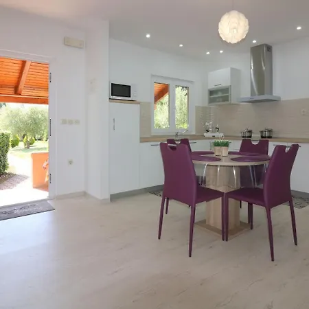 Contemporary Bungalow In With Swimming Pool בית נופש