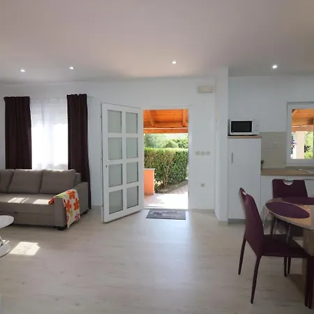 בית נופש Contemporary Bungalow In With Swimming Pool