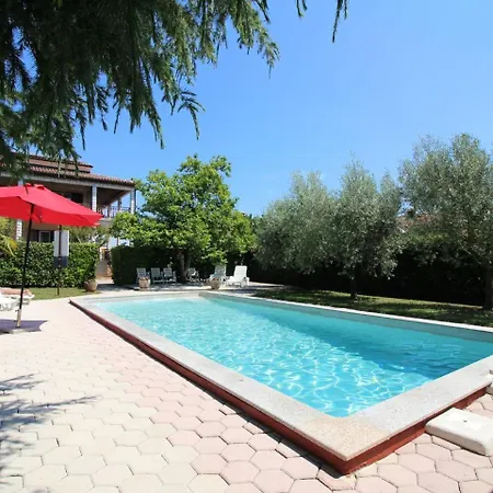 Casa de Férias Contemporary Bungalow In With Swimming Pool *