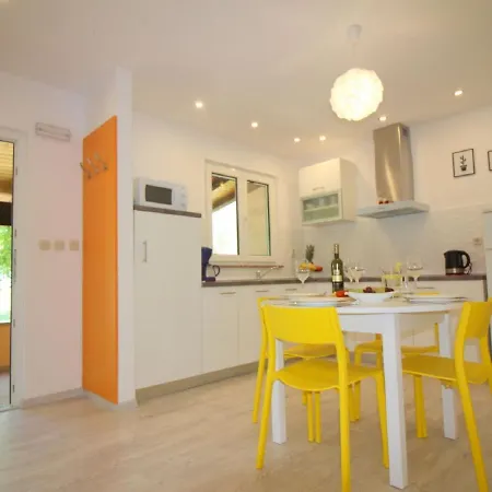 Contemporary Bungalow In With Swimming Pool ポレッチ